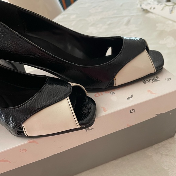 90’s Black and white patent leather spectator shoes. - Picture 7 of 9